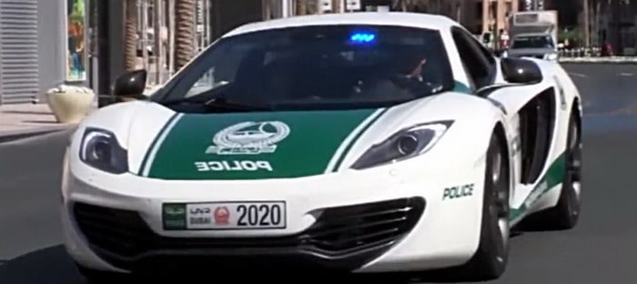 1.256 سيارة مطلوبة في دبي يتم اصطيادها بنظام التعرف بالكاميرات في سيارات الشرطة