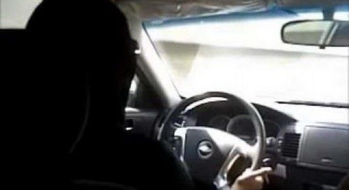 ضبط أفريقية تقود سيارة برفقة سوري في خلوة غير شرعية بعد صدمها سيارتين