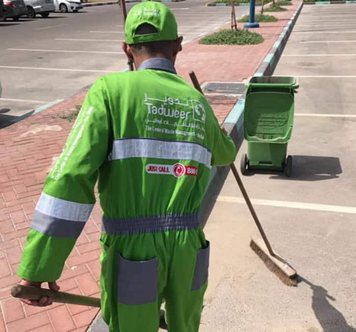 تنظيف الشوارع عقوبة القيادة المتهورة في دبي