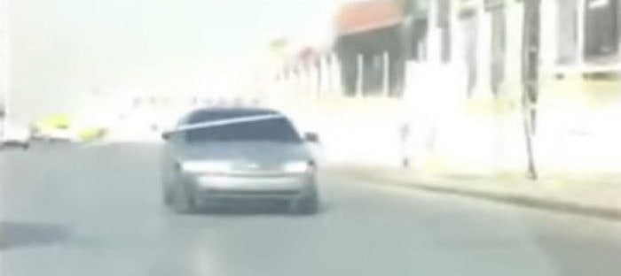 سعودي يقود سيارته للخلف على سرعة 40 كم بشكل خطير