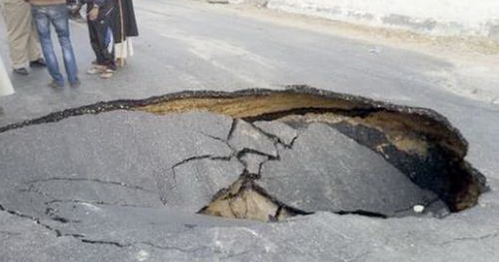 تويوتا هايلوكس تسقط في هبوط أرضي بسبب أنبوب مياه في أبها