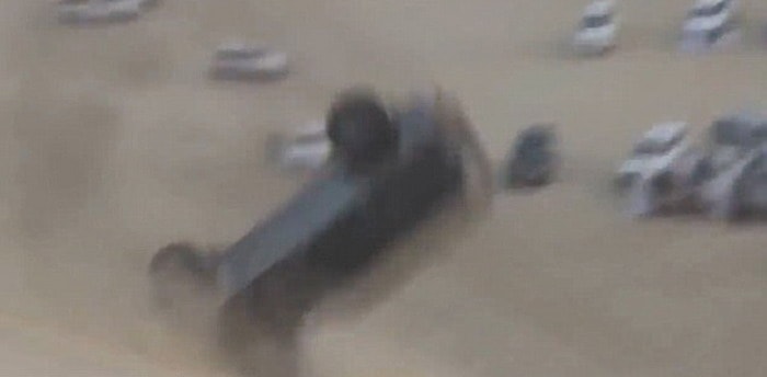 فيديو : عملية تفحيط تؤدي لانقلاب سيارة بشكل مخيف في السعودية