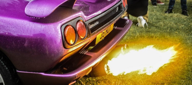 فيديو: لمبورجيني ديابلو تطلق نيرانها كتنين غاضب في أحد تجمعات السيارات