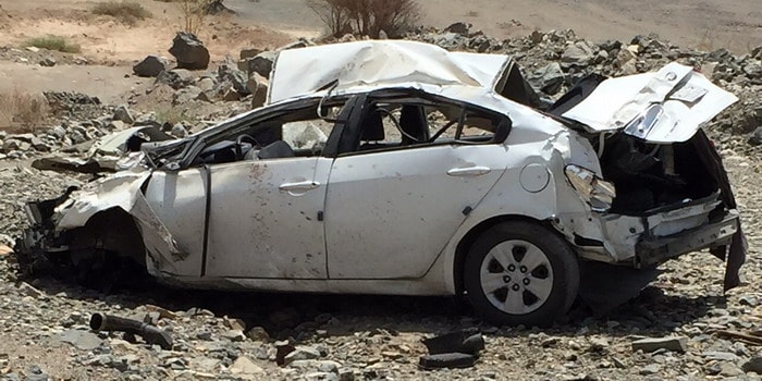 إصابة زوجان آسيويان بسبب انقلاب سيارة في وادي الفجيرة واشتعالها