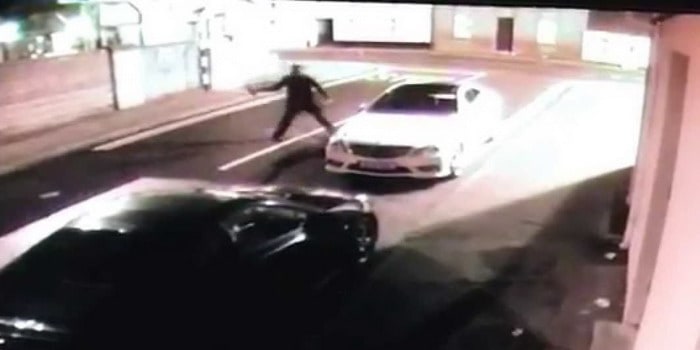 فيديو: رجل يحاول كسر نافذة سيارة بحجر فيرد في وجهه