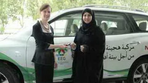 نيسان تقدم باثفيندر هجينة لمجموعة عمل الإمارات للبيئة للتسويق للسيارت الهجين