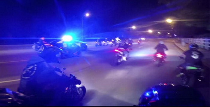 فيديو : مطاردة بين الشرطة وعصابة من سائقي الدراجات النارية تبدو كلعبة فيديو