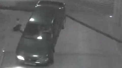 فيديو : سائق مجنون يصدم سيارته ببوابة حديدية بشكل غريب حتي تنقلب !!