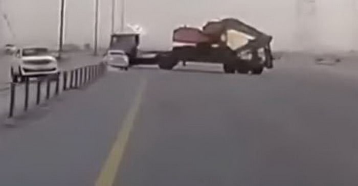 فيديو : معجزة تنقذ عدد من السيارات السعودية من حادث مروع بسبب شاحنة