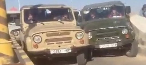 فيديو : بسبب الزحام .. الأولوية للسيارة الأقوى والسائق الأكثر عشق للمغامرة !