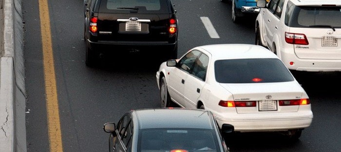 غالبية سائقي السيارات في الامارات يفشلون في استخدام مصابيح الاشارة