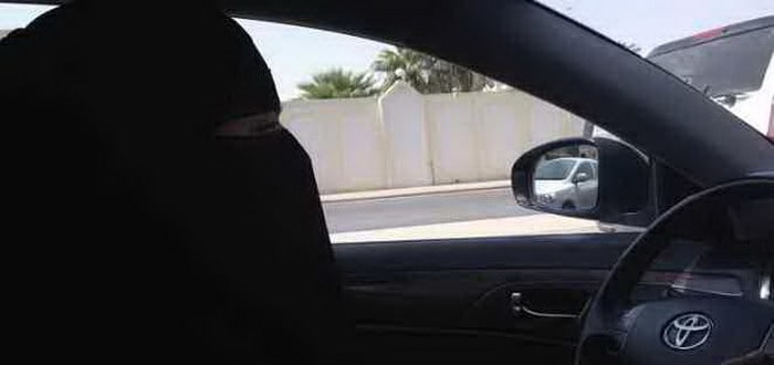 فيديو : سعودية تقود سيارة وهي ملثمة وتوجه التحية للشباب المتهور !!