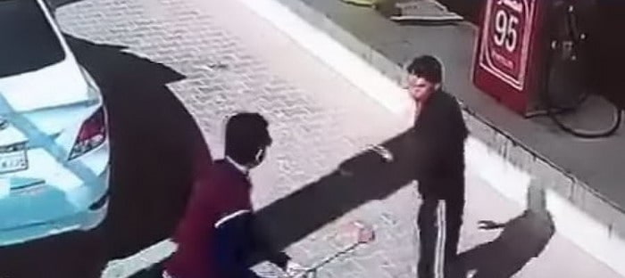 فيديو : غضب بين السعوديين بسبب قيام شاب بالتعدي علي عامل في محطة وقود