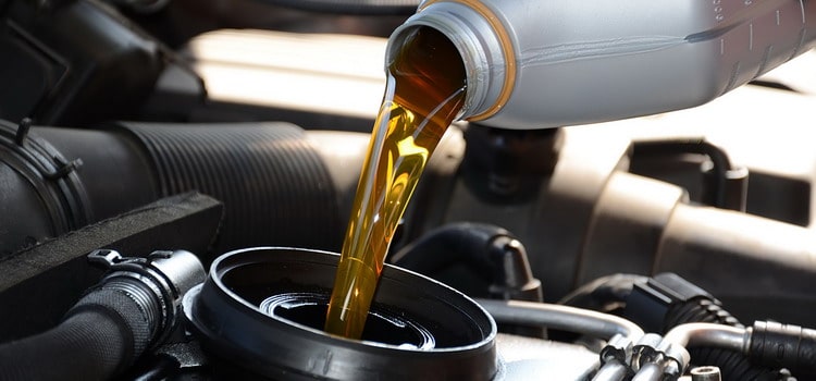 ما أهمية زيت المحرك؟ وماذا يحدث إذا لم تغير زيت سيارتك أبدًا؟