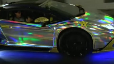فيديو : لامبورجيني أفينتادور رودستر بمصابيح LED بقيمة 30 ألف دولار تستعرض في طوكيو