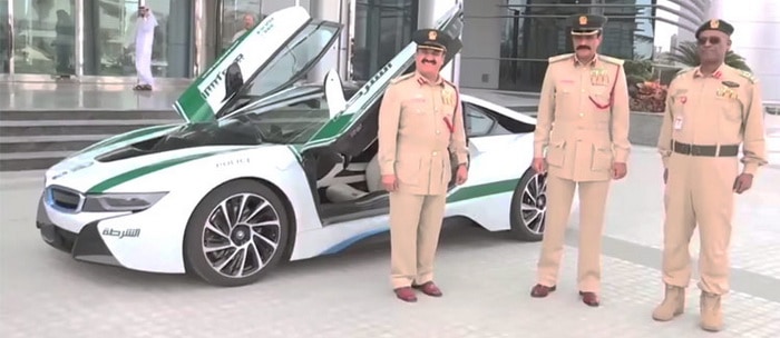 فيديو : مع BMW i8 . . شرطة دبي أصبحت صديقة للبيئة وسريعة جداً