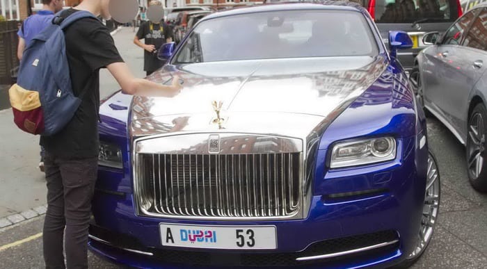 شباب الخليج يحول شوارع لندن لمعرض للسيارات الفائقة