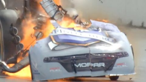 فيديو : سائق سيارة سباقية يبقي هادئاً رغم انفجار سيارته واشتعال النيران فيها!!