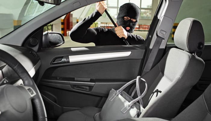 سرقة الأشياء الثمينة من السيارات تتزايد في الشارقة