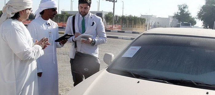 بلدية أبوظبي تشن حملة علي السيارات المهملة في الطرق وتطلق حملة توعية بيئية