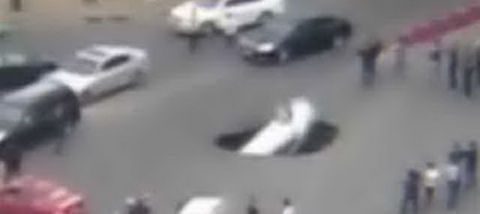 فيديو : حفرة ضخمة ظهرت بشكل مفاجيء تبتلع سيارة في وسط طريق في الصين