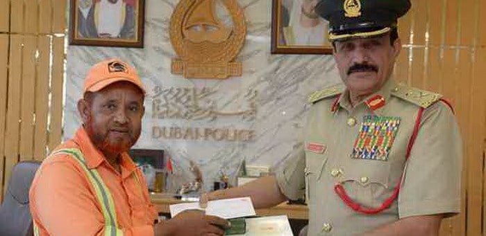 عامل نظافة بنغالي يوقع بلص سيارات في دبي ويتلقي التكريم