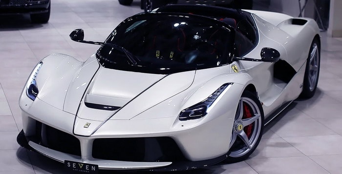 عرض سيارة لافيراري أبيرتا بيضاء جديدة تقريباً للبيع بالسعودية