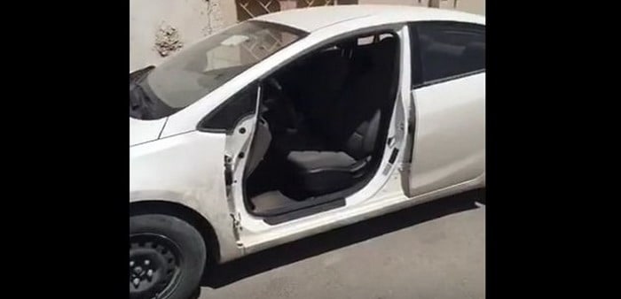 فيديو : هل تتخيلون أن يسرق لص باب سيارة فقط ويتركها ويرحل ؟!