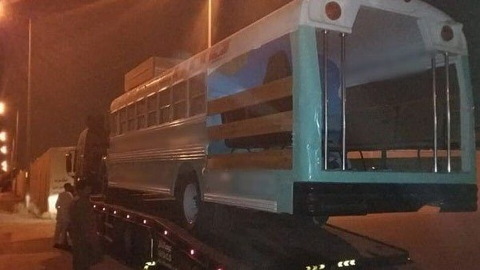 ​أمانة الرياض تقوم برفع باص كبير يستخدم مكتب للتأشيرات