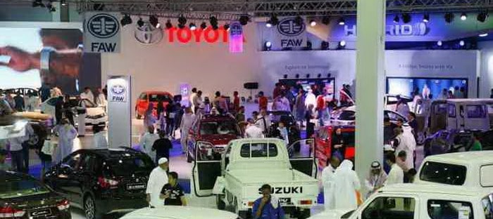 معرض سيارات جدة يثير الجدل مع ظهور العارضات فيه و25 ألف زائر حتي الآن