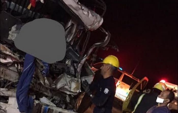 سائق سيارة يحتجز داخلها علي طريق القصيم حائل بعد اصطدامه بشاحنة وسط الأمطار