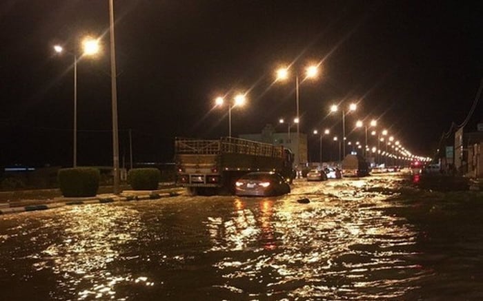 السيول تحتجز عدد من السيارات في مناطق بالسعودية وانقاذ المحاصرين داخلها