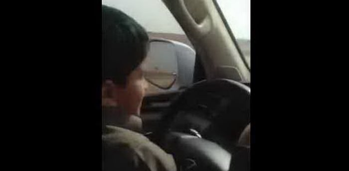 فيديو : طفل سعودي يقود سيارة بسرعة 160 كم علي طريق سريع !!