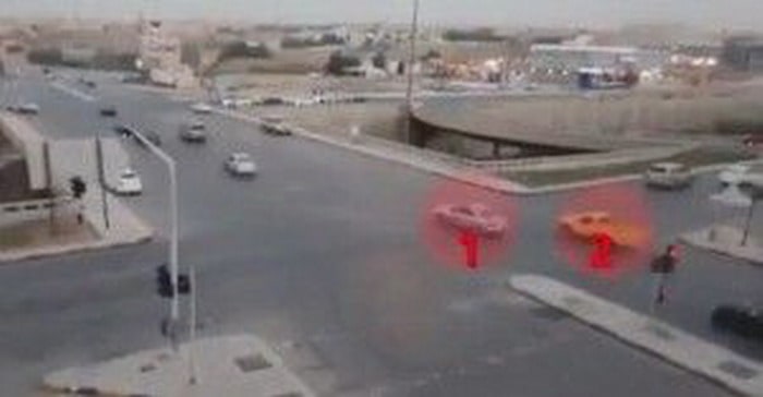 هل تصدقون تجاوز كل هذه السيارات الاشارة الحمراء في 15 دقيقة بالرياض ؟