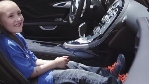فيديو : طفل مصاب باللوكيميا يحقق حلمه بركوب سيارة بوجاتي فيرون