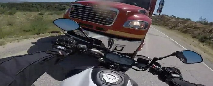 فيديو : سائق دراجة نارية يصطدم بشاحنة وجهاً لوجه وينجو بمعجزة