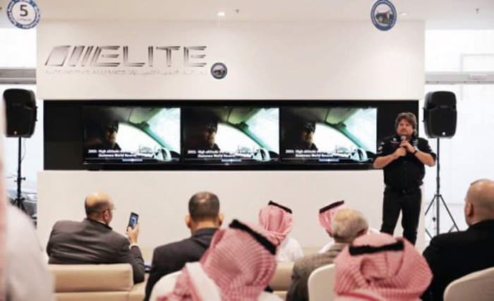 السعودية تستضيف المغامر راينر زاتلو بعد دخوله جينيس ريكورد علي متن فولكس فاجن طوارق