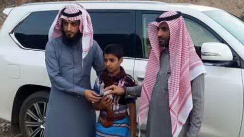 سيارة لكزس 2016 هدية يقدمها رجل أعمال لأحد الطلاب لحفظه القرآن كاملاً