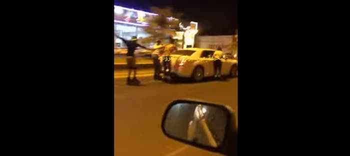 فيديو : 4 مراهقين سعوديين يتزلجون خلف سيارة علي سرعة كبيرة في طريق عام