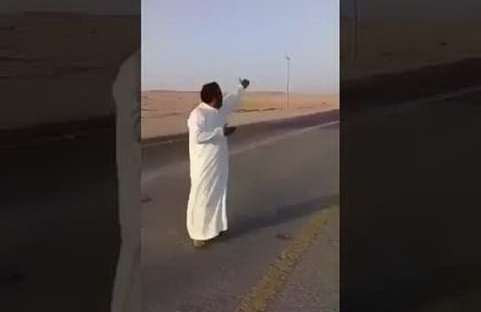 تحقيق في حادث سقوط سيارة في المنطقة الشمالية بعد فيديو يشكو من حالة أحد الطرق