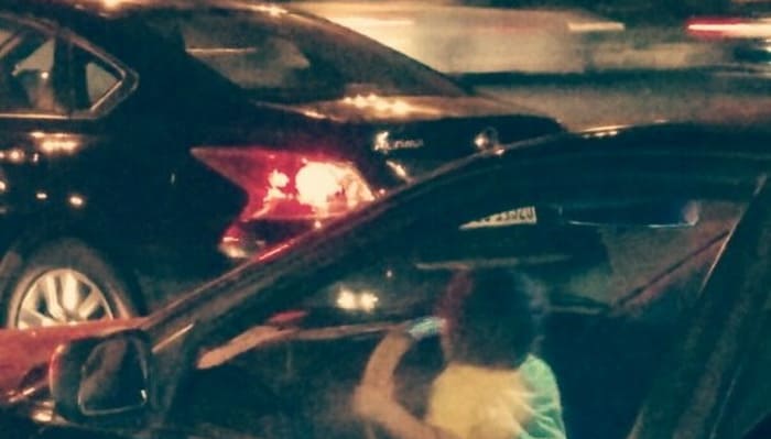 فيديو : سعودي يجلس طفله علي قدميه خلال القيادة ويتركه يتحكم في المقود