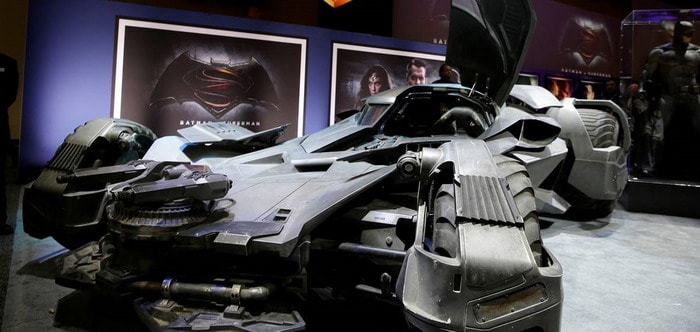 باتموبيل الجديدة من فيلم باتمان ضد سوبرمان . . وحش بوزن فيل وطول 6 أمتار