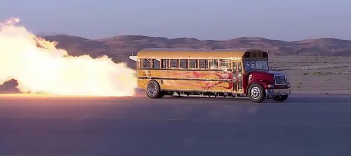 فيديو : رجل يصنع حافلة مدرسية بمحرك صاروخي تنطلق بسرعة 590 كم