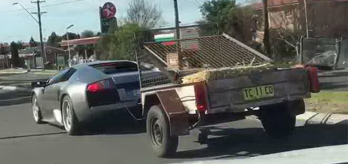 فيديو : هل تصدقون أن هذه لامبورجيني تجر خلفها قفص به ماعز ؟!