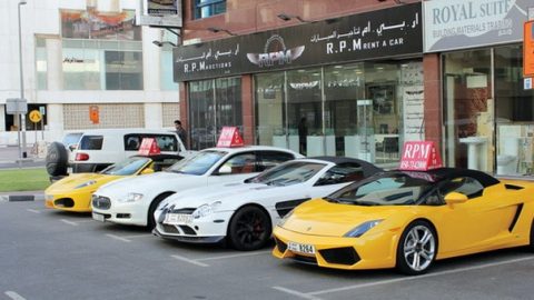 شرطة دبي تطالب مكاتب تأجير السيارات بتحديد مدة زمنية في العقود
