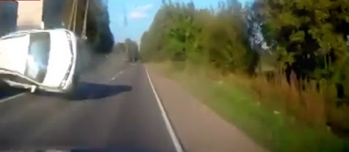 فيديو : تويوتا RAV4 تنقلب وتكاد تسحق سيارة أخري بعد تعرضها لحادث