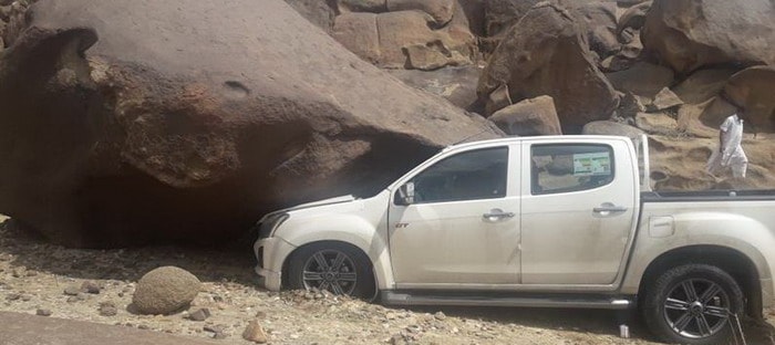 صخرة ضخمة تسقط فوق سيارة سعودي خلال نزهة برية