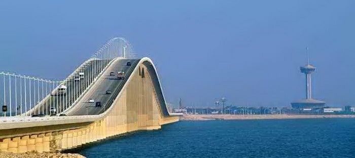السعودية تجهز لبدء أعمال جسر الملك حمد وتعالج مخالفات السعوديين في البحرين