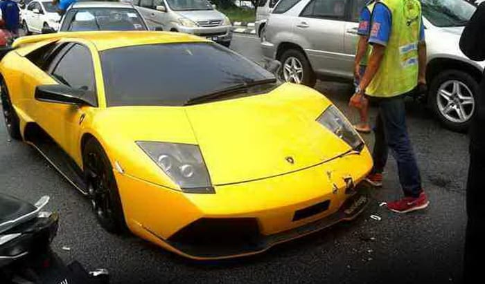 دايهاتسو صغيرة تحطم مؤخرة لامبورجيني مورسيلاجو في ماليزيا
