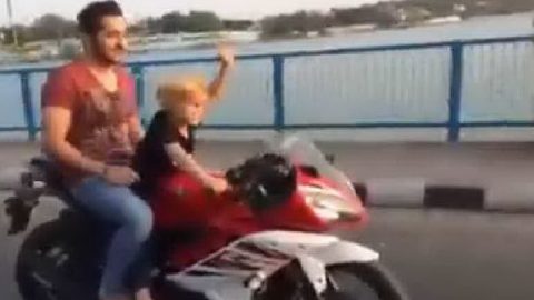 طيش الآباء يتواصل . . والد يترك طفله الصغير يقود دراجته النارية علي طريق عام